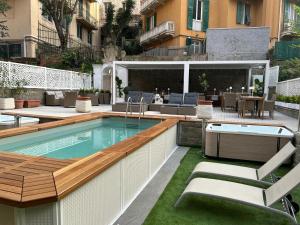 una piscina con terraza y un patio en DOMUS FIESCHI Rooms self check in en Génova