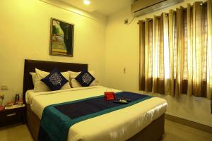 - une chambre avec un lit doté d'une boîte rouge dans l'établissement OYO NIMALAN RESIDENCY, à Chennai