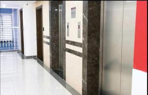 胡志明市的住宿－Veganhome，大楼内带电梯的走廊