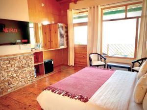 TV a/nebo společenská místnost v ubytování Yak and Yeti Inn