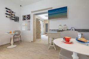 Příslušenství pro přípravu čaje a kávy v ubytování Hotel Soffio D'Estate