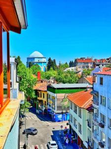 una vista aérea de una ciudad con edificios en Pera Pansiyon, en Bursa