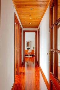an empty hallway with a wooden ceiling and a room at BILBAO COSTA VASCA apartamento entero 3 Dormitorios 4 camas WIFI 5G in Leioa