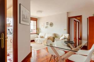 a living room with a glass table and a couch at BILBAO COSTA VASCA apartamento entero 3 Dormitorios 4 camas WIFI 5G in Leioa
