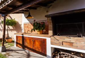 uma grelha exterior com um armário de madeira e um vaso de plantas em Carlota em Breña Baja