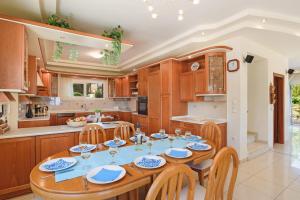 AsgourouにあるVilla Helios Rodos by Villa Plusの木製のテーブルと椅子のあるキッチン