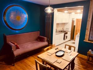- un salon avec un canapé et une table dans l'établissement Stunning Beach house, à Gorleston-on-Sea