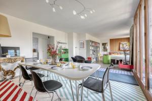 ein Wohnzimmer mit einem weißen Tisch und Stühlen in der Unterkunft Stunning Flat with Balcony - Boulogne / Paris 16 in Boulogne-Billancourt