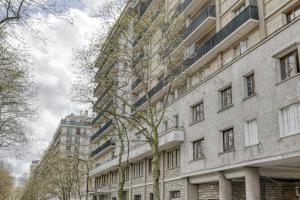 ein Gebäude mit einem Baum davor in der Unterkunft Stunning Flat with Balcony - Boulogne / Paris 16 in Boulogne-Billancourt