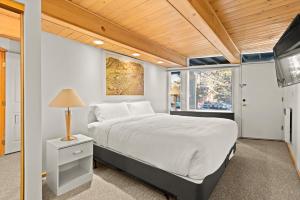 een slaapkamer met een groot bed en een televisie bij 803 E, Durant Le Clairvaux #5 condo in Aspen