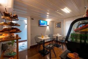 un restaurant avec des tables et des chaises dans une salle dans l'établissement NİA SULTANAHMET, à Istanbul