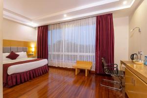 Three Steers Hotel客房内的一张或多张床位