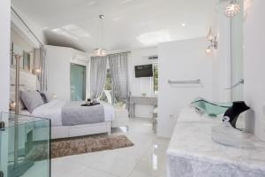 Кровать или кровати в номере Villa Dion Retreat by Villa Plus +14 фотографий