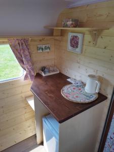 a kitchen in a tiny house at Camping Les Ronds Duval face aux îles anglo-normandes in Les Moitiers-dʼAllonne