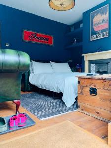 - une chambre avec un lit et une table avec des chaussons roses dans l'établissement Stunning Beach house, à Gorleston-on-Sea