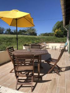 Patio nebo venkovní prostory v ubytování Gîte atypique La Bastilac