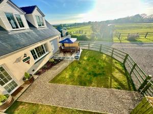 una vista aérea de una casa con patio en The Cow Shed en Narberth