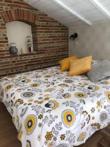 Postel nebo postele na pokoji v ubytování Gîte atypique La Bastilac