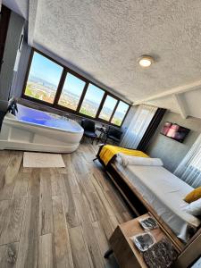 ein Schlafzimmer mit einer Badewanne, einem Bett und einem Bad in der Unterkunft Pera Pansiyon in Bursa