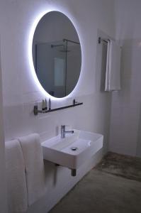 蒙薩拉什的住宿－Casa Alquerque，白色的浴室设有水槽和镜子