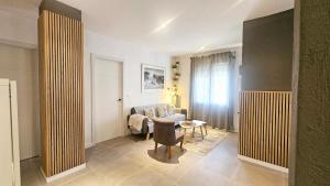una sala de estar con un sofá y una mesa en Bungalow Andalucia, en Rincón de la Victoria