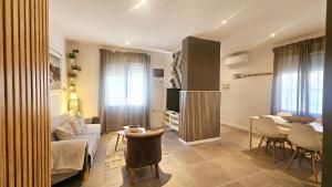 una sala de estar con un sofá y una mesa en Bungalow Andalucia, en Rincón de la Victoria