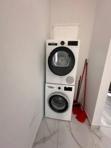 una lavadora y secadora en una esquina de una habitación en Cozy 3 Bedroom Apartment 300M from the SEA en Lárnaca