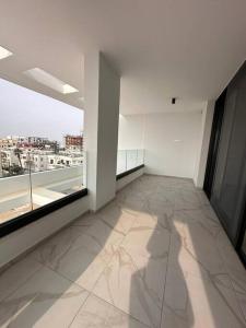 um grande quarto vazio com vista para uma cidade em Cozy 3 Bedroom Apartment 300M from the SEA em Lárnaca