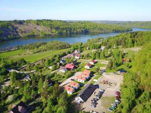 - une vue aérienne sur un complexe avec un lac dans l'établissement Malinowe Wzgórze domki 60 m2 z balią na wyłączność - płatna, à Krzeszna