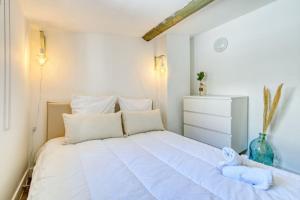 um quarto branco com uma grande cama branca em nid douillet près du vieux port em Marselha