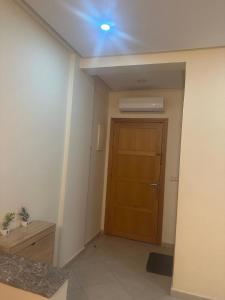 - un couloir avec une porte en bois et un plafond dans l'établissement Appartement familial agadir, à Agadir