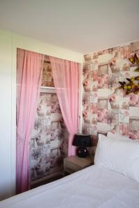 um quarto com uma cama e uma parede coberta de fotografias em Family Chalets - 5 mins walk to beach, nr Great Yarmouth & Norfolk Broads em Scratby