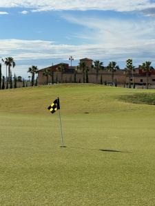 ムルシアにあるLovely penthouse apartmentのゴルフコースの黄色と黒の旗