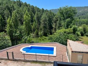 The swimming pool at or close to Dúplex Río Madera