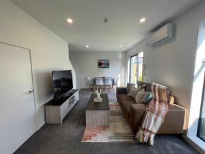 Televisyen dan/atau pusat hiburan di Luxury CBD 2 Bed 2 Baths