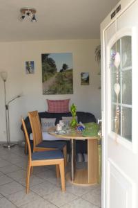 ein Wohnzimmer mit einem Tisch, Stühlen und einem Sofa in der Unterkunft Gemütliche Maisonette-Wohnung mit Fußbodenheizung in Berndorf