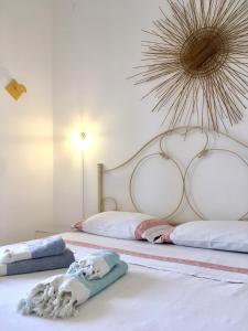 1 dormitorio con 2 camas y toallas en el suelo en CASE VACANZE 'RICCIO E SALVIA' A S. M. DI LEUCA, en Marina di Leuca