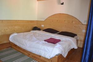 เตียงในห้องที่ Forest Wood Cottage