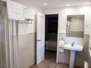un baño con lavabo y espejo en Hospedium Morada da Moa, en O Pindo