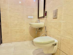 Gampi Villa في Bharuch: حمام مع مرحاض ومغسلة