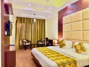 Gampi Villa في Bharuch: غرفة الفندق بسرير وطاولة
