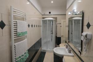 een badkamer met een douche en een wastafel bij Villa Sorge Apartments in San Giorgio a Cremano