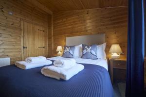 Buzzard Lodge with Hot-tub tesisinde bir odada yatak veya yataklar