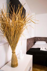 wazon z rośliną na stole w sypialni w obiekcie Nette Wohnung in Poddbie mit Garten, Grill und gemeinschaftlichem Pool und Strand in der Nähe w Poddąbiu