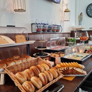 een bakkerij met veel brood en gebak op een toonbank bij Hotel 't Witte Huys Scheveningen in Scheveningen
