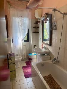 ein Badezimmer mit einer Badewanne, einem WC und einem Waschbecken in der Unterkunft Chiantihouse near Florence in Montespertoli