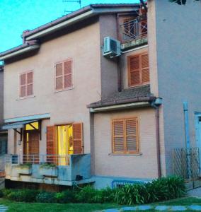 ein großes Haus mit orangefarbenen Türen und Fenstern in der Unterkunft B&B Nature Colors in Civitanova Marche