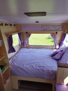 Un pat sau paturi într-o cameră la Camping Les Ronds Duval face aux îles anglo-normandes
