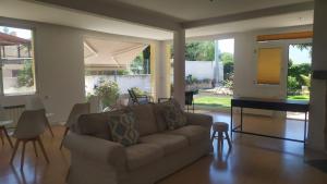 a living room with a couch and a table at Un trocito de paraíso junto al mar in El Campello