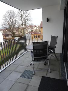 フリードリヒスハーフェンにあるZISA Ferienwohnung Bodenseeのパティオ(椅子2脚、テーブル付)